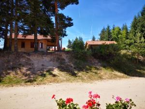 una casa in cima a una collina con i fiori di L'Orée du Pichier a Boisset Altre 9 foto