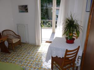 a dining room with a table and a potted plant at Casa Fortunata in Positano