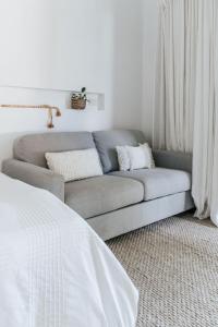 un soggiorno con divano e letto di Studio on Lewis Tiny House a Mudgee