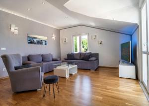 Una sala de estar con dos sofás y una mesa. en Apartments Ines, en Cavtat