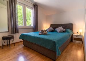 Un osito de peluche sentado en una cama en un dormitorio. en Apartments Ines, en Cavtat