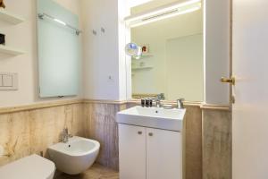 A bathroom at Amazing Penthouse Piazza Venezia