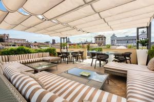 A seating area at Amazing Penthouse Piazza Venezia