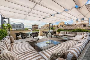 A seating area at Amazing Penthouse Piazza Venezia