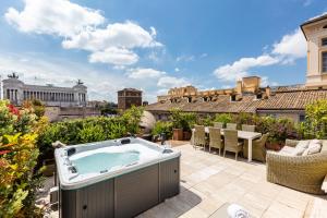 The swimming pool at or close to Amazing Penthouse Piazza Venezia