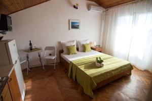 Posteľ alebo postele v izbe v ubytovaní SEA VIEW STUDIO with kitchen, balcony& aircon