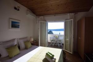 Posteľ alebo postele v izbe v ubytovaní SEA VIEW STUDIO with kitchen, balcony& aircon