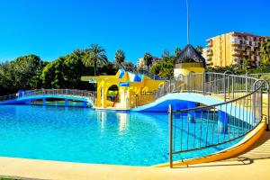 un parque acuático con un tobogán en el agua en Dream Studio in Benalmadena Costa del Sol, en Benalmádena