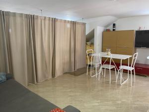 テッラチーナにあるCasa Badinoのダイニングルーム(テーブル、椅子付)