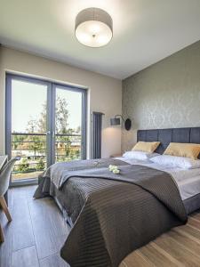 Кровать или кровати в номере Apartamenty Szmaragdowa 10
