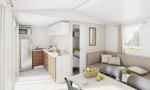 una cucina e un soggiorno in un piccolo appartamento di Camping Giardino a Marina di Massa