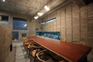 a long wooden table and chairs in a room at Penlai Home in Fengli