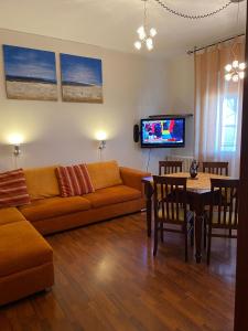 uma sala de estar com um sofá e uma mesa em Residenza Casa del Sole Appartamento em Bellaria-Igea Marina