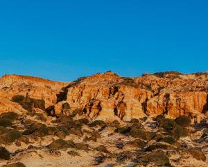 una vista de una montaña rocosa con un cielo azul en Monte Da Moita Nova, en Cavaleiro