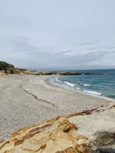 una spiaggia con rocce e l'oceano in una giornata nuvolosa di Hotel Apartamentos Manilva Sun a Manilva