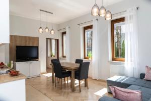 Televízia a/alebo spoločenská miestnosť v ubytovaní udanypobyt Apartament z Basenem