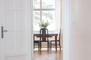 una sala da pranzo con tavolo e vaso di fiori di Prague Castle apartment Vintage a Praga