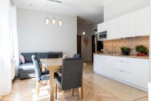 Kuchyňa alebo kuchynka v ubytovaní udanypobyt Apartament z Basenem