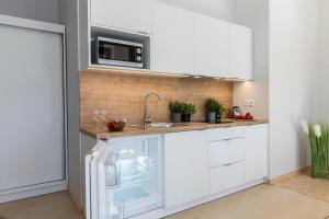 Kuchyňa alebo kuchynka v ubytovaní udanypobyt Apartament z Basenem