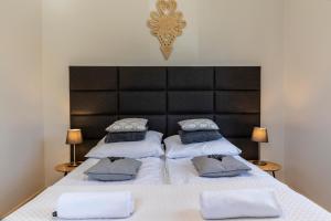 a bedroom with a large bed with two pillows at udanypobyt Apartament z Basenem in Zakopane