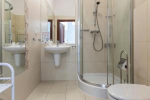 Kúpeľňa v ubytovaní udanypobyt Apartament z Basenem
