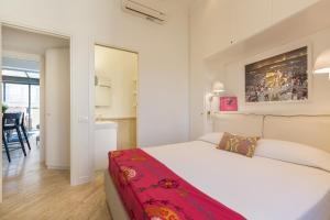 A bed or beds in a room at Amazing Penthouse Piazza Venezia