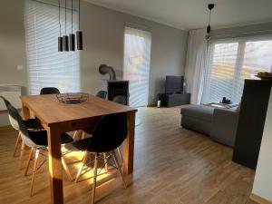 sala de estar con mesa de madera y sillas en Ein Haus am Meer, en Boiensdorf