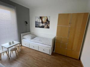 Dormitorio pequeño con cama y mesa en Ein Haus am Meer, en Boiensdorf