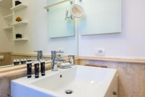 A bathroom at Amazing Penthouse Piazza Venezia