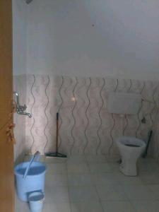 A bathroom at Vamoose Bablu