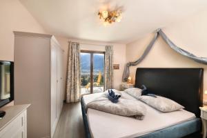 a bedroom with a bed with two pillows on it at Residence Boutique Sonne in Schenna