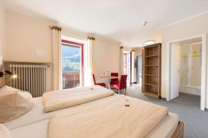 two beds in a room with a table and a desk at ALPEN EXPERIENCE - CVJM Aktivzentrum Hintersee, Jugendgästehaus in Ramsau +63 photos