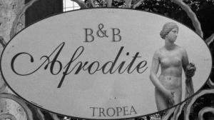 un signe avec une photo d'un homme sur celui-ci dans l'établissement Afrodite Accomodation, à Tropea