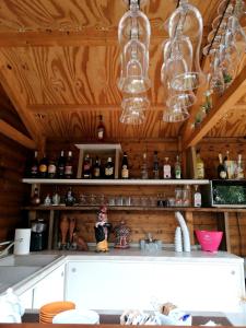 特羅佩阿的住宿－Afrodite Accomodation，厨房设有木墙和带玻璃杯的台面