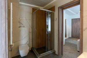 Koupelna v ubytování Hotel MIR + 37 fotografií
