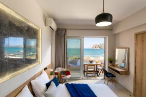 Habitación de hotel con cama y vistas al océano en Just Creta Sea View apartment, en La Canea