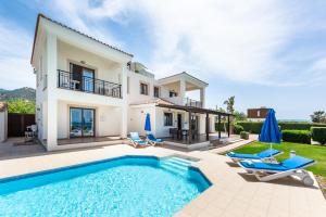 Bazén v ubytování Seafront Villa Ocean Pearl - Private Beach Area & Pool nebo v jeho okolí