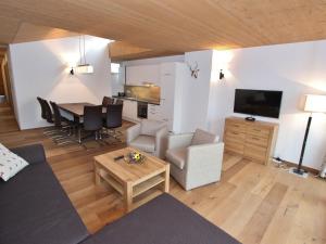 Televízia a/alebo spoločenská miestnosť v ubytovaní Apartment in Neukirchen near Ski Lift