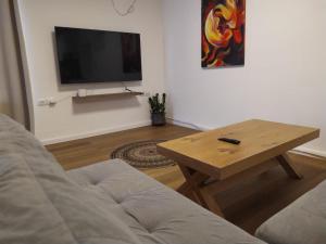 uma sala de estar com um sofá e uma mesa em Dekel-City center and Sea view -new listing em Eilat