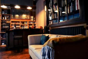 a living room with a couch and a bar at Gite Esmeralda in Biert