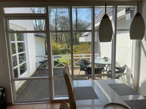a view of a patio with a table and chairs at Hamburger Villenviertel, ganzes Haus mit 5 Einbettzimmern,1 Esszimmer in Hamburg