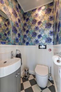 Kylpyhuone majoituspaikassa Tiismani Villa
