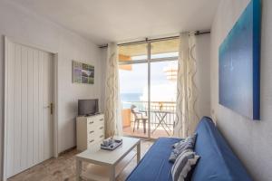 ラスパルマス・デ・グランカナリアにあるNice apartment in front the beachの海の景色を望むリビングルーム(青いソファ付)