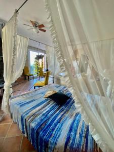 - une chambre avec un lit à baldaquin dans l'établissement STONE Home - Sea & Landscape, à Marittima