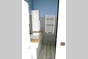 une petite cuisine avec un évier et un comptoir dans l'établissement Apt T2 41m2 WIFI 2* 4-6 pers. La BOURBOULE, à La Bourboule