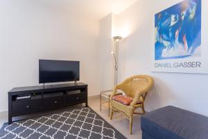 Televízia a/alebo spoločenská miestnosť v ubytovaní Apartamento Las Canteras Beachway
