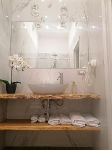 bagno con lavandino e specchio di TOLEDO CLASS a Napoli