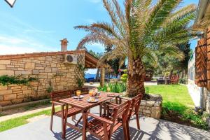 Сад в Cuvi Beach Apartments