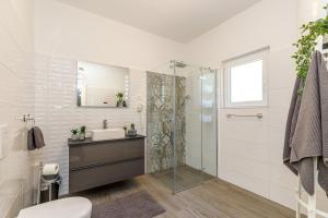 Ванная комната в Cuvi Beach Apartments