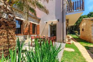 Сад в Cuvi Beach Apartments